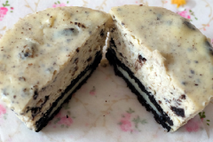 Bánh kem phô mai oreo với vị béo thơm của phô mai, ngọt ngào của bánh Oreo mang tới hương vị lạ miệng và thú vị cho người thưởng thức. Để bánh nguội hoàn toàn rồi cho vào tủ lạnh, để qua đêm, hôm sau hãy thưởng thức bánh nhé.