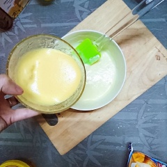Khi hỗn hợp bột đã đồng nhất, lần lượt thêm lòng đỏ và lòng trắng trứng vào cùng với hỗn hợp bột.
