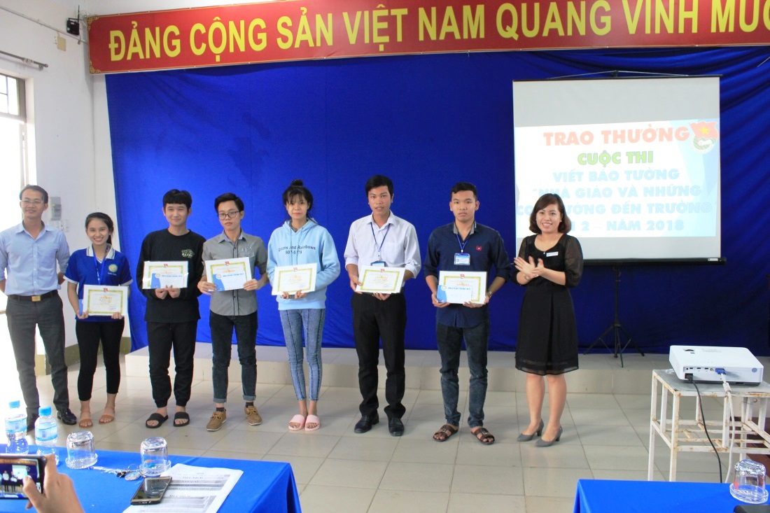 Giải Nhất: chi đoàn 18KT – tác phẩm Ngôi nhà tri thức
Giải Nhì: chi đoàn 18DL – tác phẩm Cầu Kiều và chi đoàn 18QT – tác phẩm Tri Ân
Giải Ba: chi đoàn 18XD – tác phẩm Chuyến đò tri thức và chi đoàn 18TH – tác phẩm Tri Ân và chi đoàn 15TH – tác phẩm Người lái đò.
