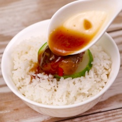 Khi cá chín rắc ít tiêu cho thơm là hoàn thành. Món dùng với cơm nóng. Khi thưởng thức bạn sẽ cảm nhận được thịt cá chắc và có vị đậm đà, thơm mùi nước mắm, càng ăn càng mê.