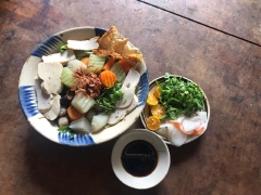 Đun sôi một nồi nước trên bếp rồi cho hủ tiếu vào trụng chín. Bày hủ tiếu ra tô rồi cho phần rau củ lên trên và bắt đầu thưởng thức. Món hủ tiếu chay nấu rau củ này có thể dùng ăn kèm với nước tương cùng một ít đồ chua sẽ rất tuyệt vời đấy nhé!