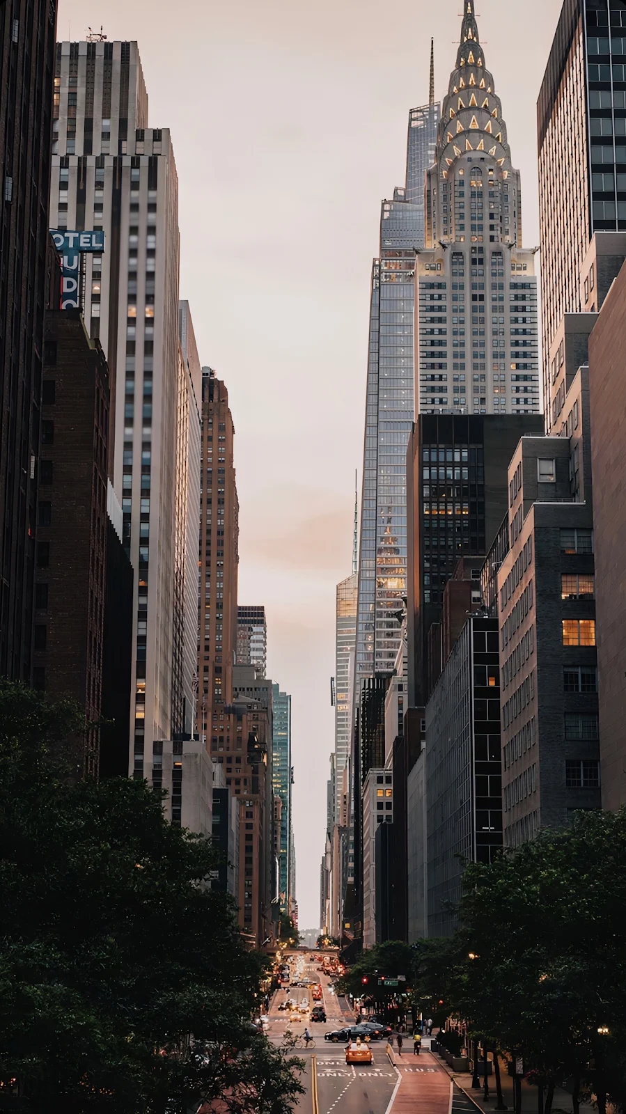 Chrysler Building In New York City - Urban Architecture Photography Full HD iPhone Wallpaper (1286x2288)