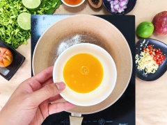 Vị thứ hai là vị chua ngọt của sốt chanh dây. Cho nước cốt canh dây, 2 muỗng canh đường trắng, 50ml nước mắm CHIN-SU hương cá hồi và một muỗng canh tỏi ớt băm vào xào sơ trên lửa vừa, thấy hỗn hơn sệt lại thì tắt bếp.