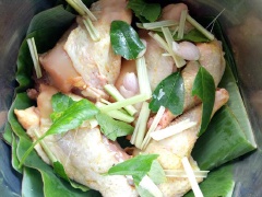 Lót 2-3 lớp lá chuối lên trên rồi xếp thịt gà đều vào trong, thêm lá chanh, sả, hành. Lại lấy lá chuối đậy vào và rải tiếp 100g muối lên lớp trên cùng. Lưu ý không để muối lọt vào trong vì như vậy sẽ làm thịt gà mặn. Hấp thịt gà khoảng 15-20 phút hoặc khi thấy thịt gà chín mềm (bạn có thể kiểm tra bằng cách dùng đũa xiên vào mình gà, nếu không thấy nước đỏ chảy ra thì gà chín).