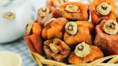 Bảo quản hồng trong hộp kín ngăn mát. Đây là món ăn đang được các chị em săn lùng, nhất là khi vào đúng mùa hồng. Để bắt kịp trào lưu này hãy cùng Cooky xem ngay tất tần tật bí quyết cách làm hồng treo gió đảm bảo thành công này nhé.