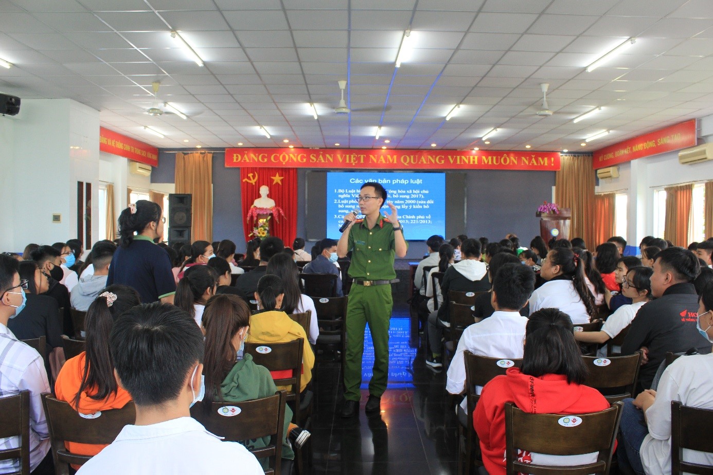 Sinh viên DLA có cơ hội được trao đổi trực tiếp với cán bộ về vấn nạn ma túy tại buổi sinh hoạt