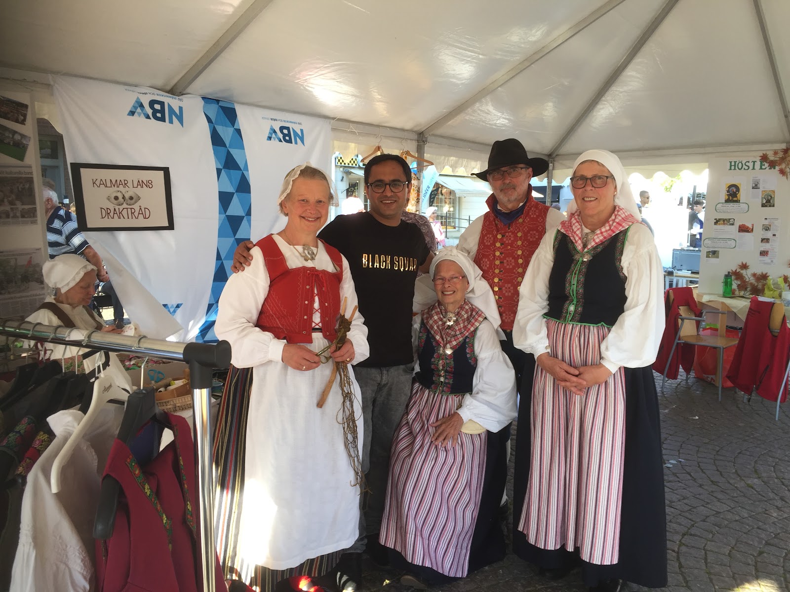 Kalmar läns dräktråd i samarbete med NBV visar och informerar på Torget i Nybro.