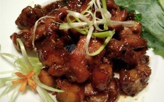 Món thịt ba chỉ kho tiêu cay cay, mặn mặn và thơm phức thật đưa cơm. Đặc biệt với cách kho thịt ba chỉ ngon này, nước sốt sẽ đậm đà dùng làm nước chấm dưa leo và rau sống giòn mát rất ngon miệng luôn nhé. Tranh thủ những lúc trời lạnh, hãy làm ngay cho bữa cơm gia đình một nồi thịt ba chỉ kho tiêu ngon cực đỉnh với cách nấu thịt ba chỉ kho tiêu này nào.