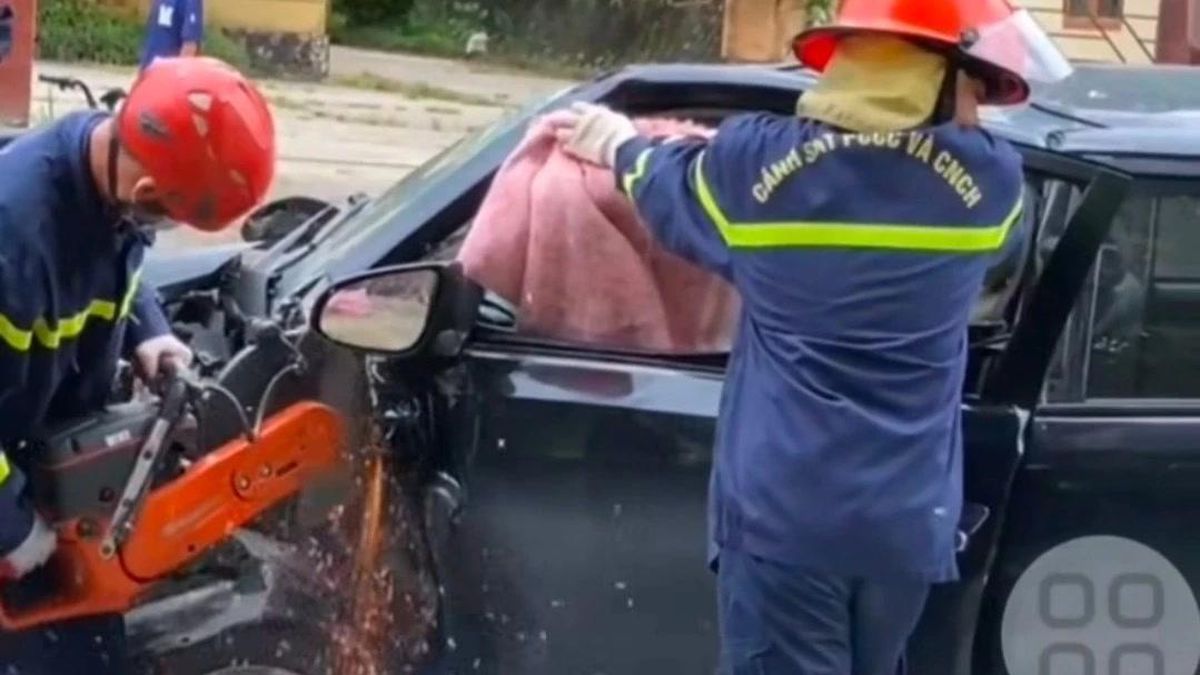 2 ô tô đâm nhau, phải cắt cánh xe đưa nạn nhân ra ngoài - Báo Tiền Phong