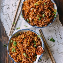 Món cơm chiên trứng nước tương này cực kì dễ dàng nhưng hương vị thì ngon khó cưỡng nhờ vào sự kết hợp của các loại gia vị với nhau và thấm vào từng hạt cơm đấy. Nào chúng ta cùng lưu công thức và thử làm ăn nhé.