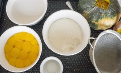 Chuẩn bị nguyên liệu. Bí đỏ rửa sạch vỏ, để ráo. Dùng dao nhọn khứa phần nắp trên đầu bí đỏ để lấy ruột ra. Rửa sạch bên trong quả bí, để ráo. Cho trứng gà vào hỗn hợp đường, muối, nước cốt dừa trộn đều, đánh tan sau đó lược qua rây.