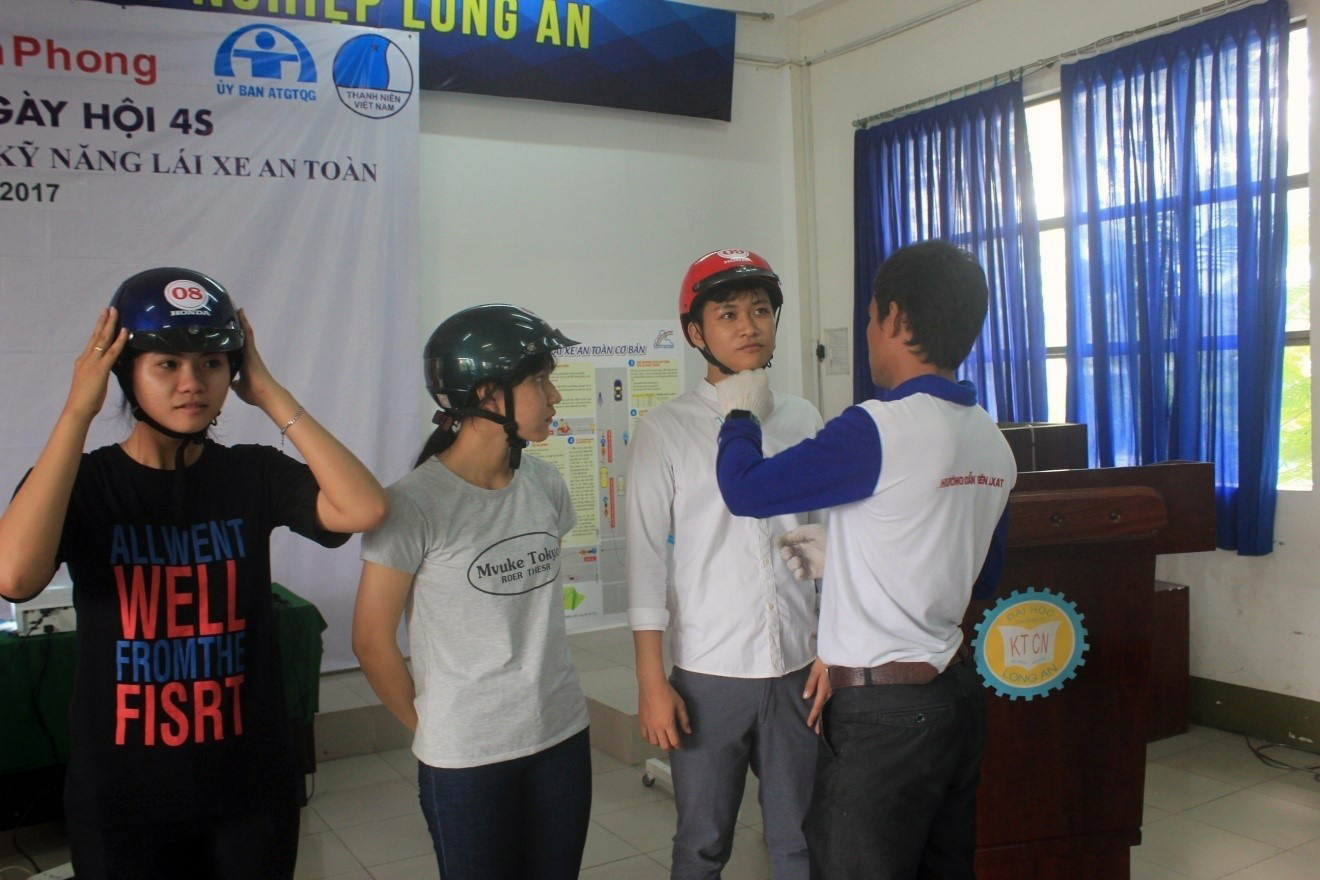 Thực hành đội mũ bảo hiểm đúng cách