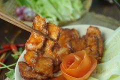 Các bạn có thể ăn xá xíu chung với cơm, làm nhân bánh bao hay ăn chung với bánh mì đều ngon. Nhưng ngon nhất theo mình chắc có lẽ là mì xào với thịt xá xíu mềm thơm chan thêm nước xá xíu vào nữa thì còn gì bằng.