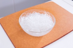 Ngâm miến trong nước ấm khoảng 30-45 phút hoặc cho tới khi sợi miến mềm thì vớt ra cho ráo. Hành khô xắt lát mỏng, tỏi và sả bằm nhỏ.