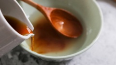 Pha nước mắm chấm chả giò: sử dụng nước luộc nghêu đã giữ lại lúc nãy cho vào chén 3 muỗng canh, thêm 3 muỗng canh đường rồi khuấy cho tan đường. Tiếp theo cho 2 muỗng canh nước cốt chanh và 2 muỗng canh nước mắm vào khuấy đều, nêm nếm lại hương vị cho vừa miệng. 15gr tỏi và 15gr ớt băm nhuyễn, cho tỏi ớt vào chén nước mắm. Cuối cùng cho vào 2 muỗng canh mỡ hành (làm từ 15gr hành lá thái nhuyễn và 2 muỗng canh dầu ăn đun sôi), khuấy đều là hoàn tất.