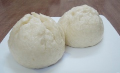 Ngắt bột thành những miếng vừa, vo tròn, ấn dẹp, cho hỗn hợp nhân cà rốt, nấm mèo vào, vo tròn lại. Dùng đũa để tạo các đường sọc lên bánh bao.