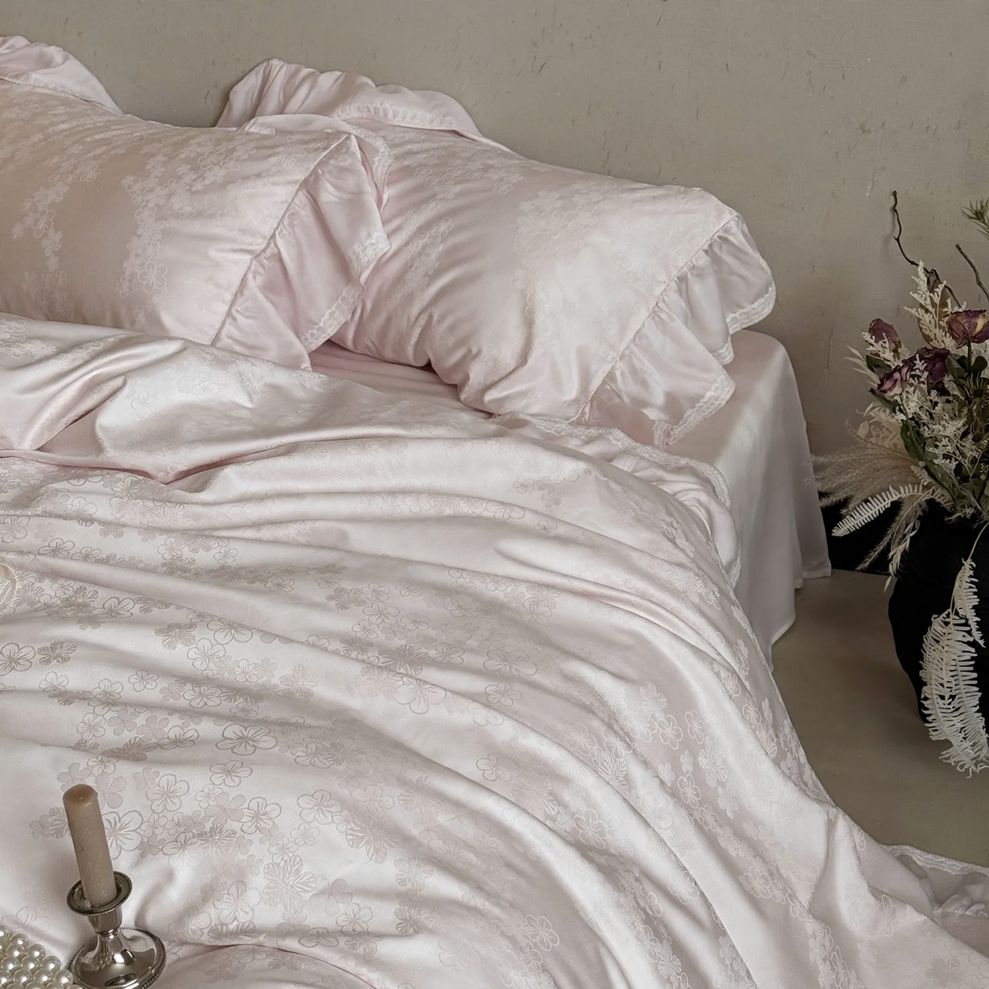 Cotton bedding set with jacquard weave and ruffles
