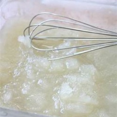 Sau khoảng 20 phút, lại lấy ra và đánh đều. Cho tiếp vào tủ lạnh khoảng 10 phút nữa để đá bào của chúng ta khô hoàn toàn là xong.