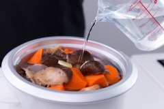 Đổ ngập nước. Nấu khoảng 30-40 phút. Nêm nếu gia vị cho vừa ăn.