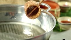 Cách làm bún ốc nguội: Ngâm ốc bươu trong nước pha muối với vài lát ớt, để ngâm qua đêm hoặc ít nhất 2-3 tiếng cho ốc nhả hết chất bẩn trong miệng ra. Sau đó vớt ốc ra, rửa sạch 2-3 lần nữa. Đổ vào 300ml nước, 100ml giấm bỗng vào nồi, thêm một chút muối và đun sôi, cho ốc vào đĩa (hoặc tô) đặt vào nồi hấp cách thủy. Khi ốc mở miệng đều, vảy ốc bong ra thì tức là ốc đã chín.