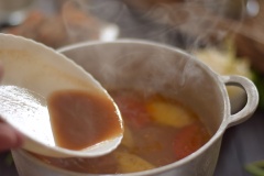Cho 1 muỗng canh đường vào để cà chua nhanh mềm hơn. Khi cà chua mềm, cho nước luộc sò vào, cho thêm 300 ml nước lọc, đun sôi. Cho nước me, 1 muỗng canh nước mắm vào, nêm nếm cho vừa khẩu vị.