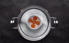 Trứng vịt muối lấy lòng đỏ, rửa qua với rượu rồi hấp chín khoảng 10-15 phút. Trong tô sạch, cho 10g sữa bột, 20g đường bột, 50g kem sữa tươi, 1 miếng phô mai trộn đều, thêm 3 quả trứng muối tán nhuyễn vào. Đặt tô kem sữa vào lò vi sóng, quay khoảng 45 giây, trộn đều rồi lọc hỗn hợp qua rây cho mịn, sau đó đổ vào khuôn cho vào ngăn đá ít nhất 2-3 giờ.