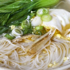 Bạn múc mì ra bát và thưởng thức. Với công thức này, bạn sẽ có 4 tô mì nóng hổi, ngon lành. Thật tuyệt vời cho một buổi sáng bận rộn đúng không nào?