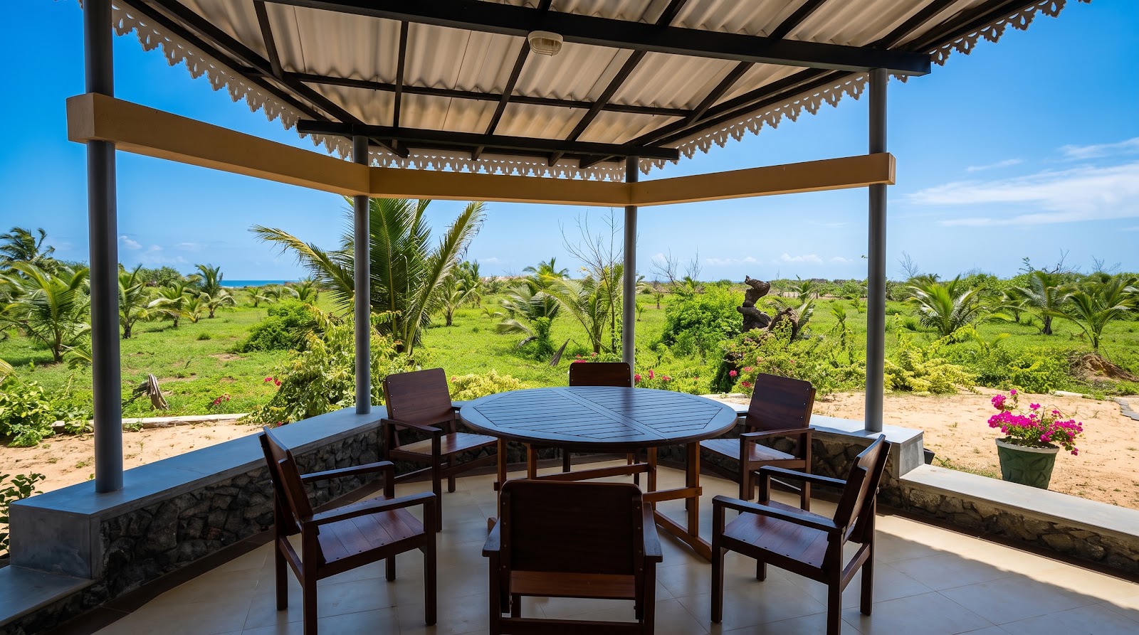 Ground Floor Oceanfront Verandah with Al Fresco Dining