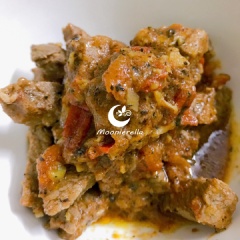 Cho bò sốt tiêu ra dĩa. Dùng kèm cơm nóng & ra
