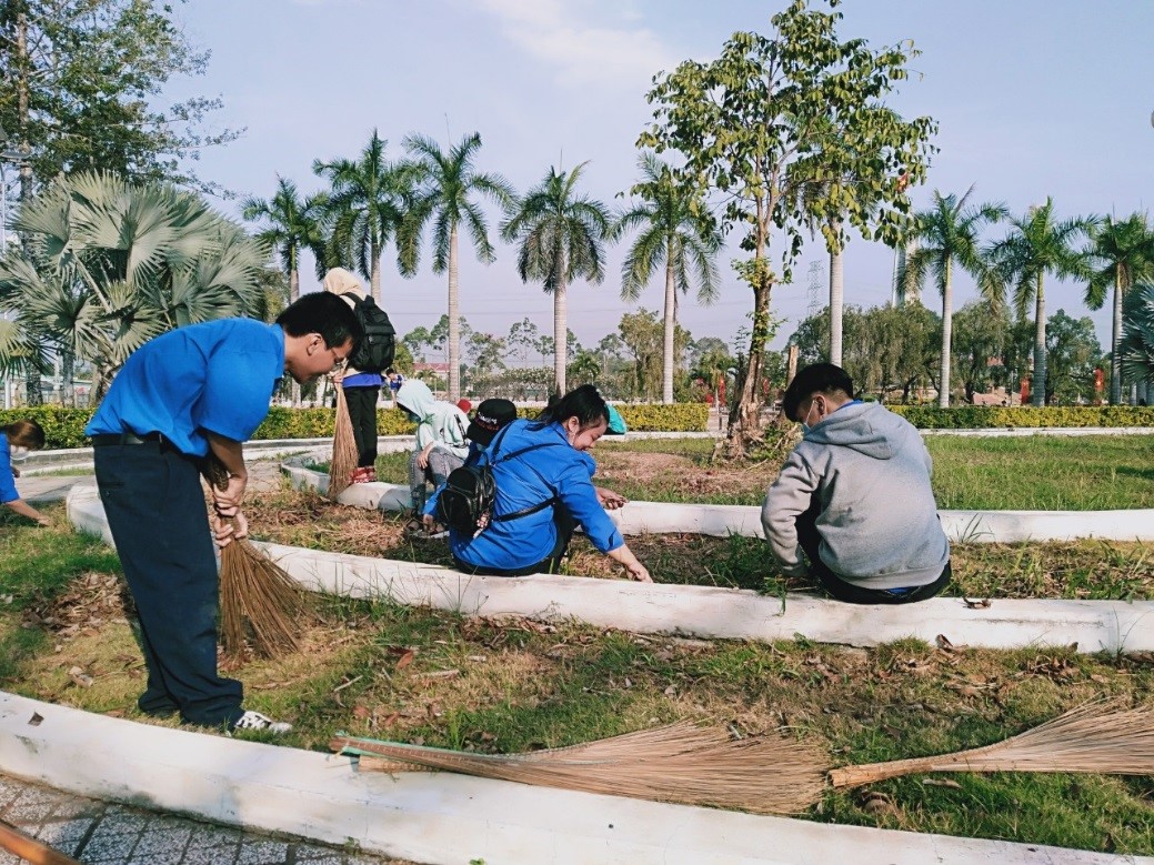 Tại đây, các sinh viên thực hiện nhặt rác, nhổ cỏ,…