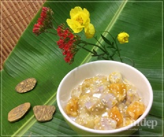 Cuối cùng, cho hỗn hợp khoai môn vào hỗn hợp củ sen, nấu thêm 1 phút. Tắt bếp, cho món ăn ra chén và rắc thêm mè trắng rang nếu thích nhé!