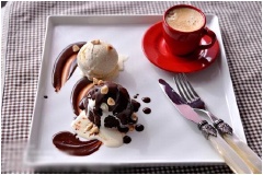 Bày trí bánh ra đĩa, ăn kèm với viên kem(vị tùy thích) sẽ mát lạnh và thơm ngon. Bánh Brownie kem chocolate là một trong những món tráng miệng nổi tiếng của Ý. Có sự kết hợp hài hòa giữa bánh và nhiều nguyên liệu kem khác nhau như kem vani, chocolate, kem dâu… Vô cùng hấp dẫn và tuyệt ngon.