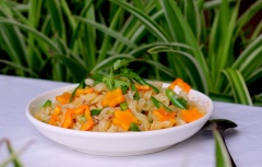 Tắt lửa, múc nui xào ra đĩa nêm ít tiêu cho thơm và trang trí ít ngò rí cho bắt mắt.