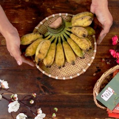 Chuối lột vỏ sấy trong lò 1 tiếng đồng hồ ở nhiệt độ 110 độ C, sau đó cắt nhỏ