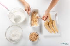 Múc một muôi hỗn hợp sữa vào hộp, láng đều. Xếp một lớp chuối. Rắc một lớp lạc và dừa. Và cứ lặp lại cho đến hết nguyên liệu nhé! Nhớ để lớp trên cùng là lạc và dừa nạo nha. Dùng tay ấn nhẹ để các lớp kết dính lại nhé!