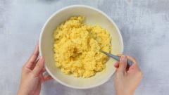 Để làm cơm chiên Dương Châu ngon thì cho 300gr cơm nguội vào tô, đập thêm 1 quả trứng gà. Nêm gia vị gồm 1 muỗng cà phê hạt nêm, 1 muỗng canh đường, 1/2 muỗng cà phê muối và 1 muỗng canh dầu điều. Để hạt cơm chiên Dương Châu được tơi ra, các bạn nên để cơm trong tủ lạnh ít nhất 30 phút nhé.