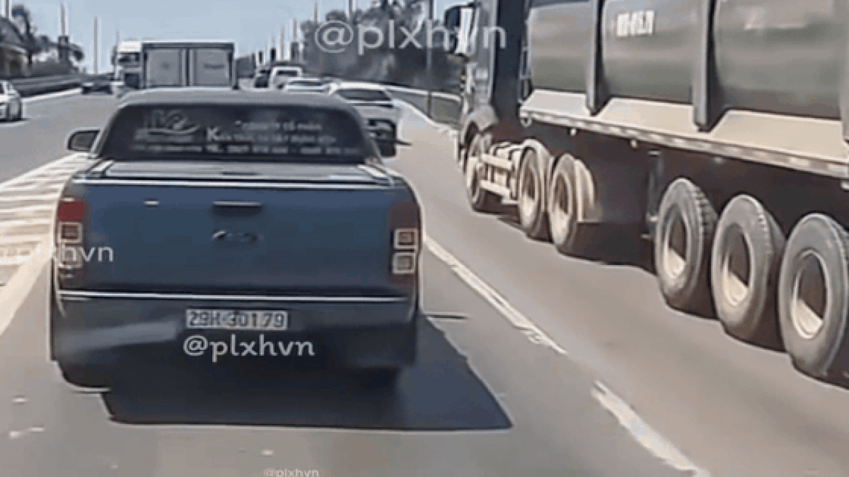 Clip tài xế ô tô đi theo kiểu 'khôn lỏi' trả giá đắt trên cầu Thăng Long - Báo Sức Khỏe &amp; Đời Sống