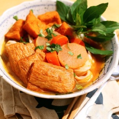 Bày đậu hũ kho sườn non chay ra tô/chén, ăn cùng với bánh mì hoặc hủ tiếu.