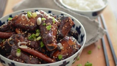 Cho sườn ra tô, rắc thêm ít hành lá và mè rang cho thơm nhé! Sườn xào chua ngọt đậm đà với những miếng sườn được chặt nhỏ, chần sơ khoảng 4-5 phút cho sạch bẩn và mỡ thừa rồi chiên sơ có màu nâu đẹp mắt. Sau đó xào cùng hỗn hợp sốt chua ngọt hấp dẫn.