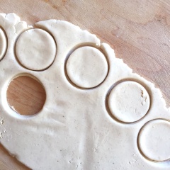 Lấy khuôn cắt thành các miếng bánh tròn vừa như bánh cookie. Sau đó trang trí thêm hạt bí bên trên để tăng màu sắc và sự hấp dẫn cho bánh. Cuối cùng đặt bánh lên khay và cho vào lò nướng khoảng 15 phút đến khi thấy bánh chuyển sang màu vàng nâu đẹp mắt và thơm thì lấy bánh ra để nguội là có thể thưởng thức.