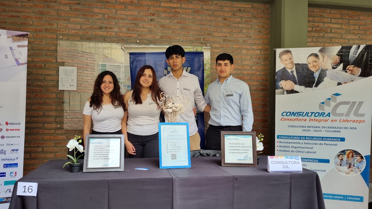 Equipo participante presentando su propuesta en la Feria
