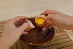 Trứng gà đập ra chén, tách lấy lòng đỏ và lòng trắng trứng, để riêng. Cho 1 lòng đỏ trứng gà vào túi bóp kem có gắn đui tròn, bóp nhẹ cho lòng đỏ tan ra. Phần lòng trắng trứng gà thêm đường trắng, 1 muỗng canh giấm vào, khuấy đều. Sau đó, dùng máy đánh trứng, đánh bông hỗn hợp lên.