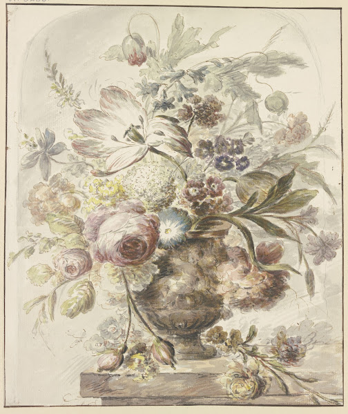Blumenstrauß in einer Vase mit Basrelief links hängen zwei Rosenknospen herab