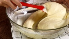 Sau đó, cho 3 lòng đỏ vào âu và 1/2 muỗng cà phê tinh chất va ni. Dùng máy đánh ở tốc độ nhỏ để lòng đỏ vừa đủ hòa quyện vào lòng trắng. Tiếp theo rây từ từ hỗn hợp bột gồm 85gr bột mì đa dụng và 15gr bột bắp vào âu. Fold nhẹ nhàng hoặc dùng máy đánh cho bột hòa quyện đều vào hỗn hợp trứng.