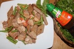 Cho ra đĩa, ăn nóng với cơm. Nhà mình thích những món ăn đơn giản, dễ ăn, dễ chế biến để cả nhà ai cũng có thể thưởng thức! Mình rất thích xốt nêm đậm đặc thịt heo cho những món xào. Thơm ngon, vị ngọt đậm đà làm cho món ăn càng thêm hấp dẫn.
