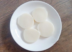 Ngâm bột rau câu với 1.5 lít nước trong khoảng 30 phút rồi chia làm 2 phần. 1 phần đun sôi rồi rót vào 400ml nước cốt dừa, 50ml sữa đặc. Sau đó đổ ra khuôn sao cho rau cau có độ cao khoảng 1cm. Cho vào ngăn đông cho nhanh đông cứng rồi lấy ra, dùng miệng ly cắt thành những miếng tròn để làm nhân bánh.