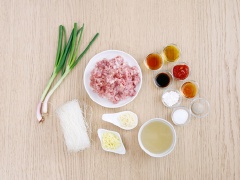 Chuẩn bị tất cả nguyên liệu. Ướp thịt heo bằm với 15ml nước tương, 5gr đường trắng, 1/2 muỗng cà phê tiêu khoảng 5 phút.
