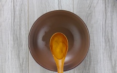 Hành boaro băm nhỏ, cho vào 1 muỗng canh dầu ăn, phi vàng. Pha nước giấm: 3 muỗng canh giấm gạo, 1 muỗng canh đường, 1 ít muối, nấu sôi. Chế nước giấm vào cơm trắng, trộn đều.