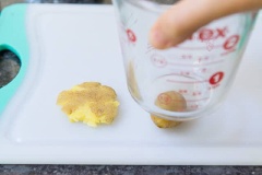 Dùng một vật nặng đè bẹp khoai tây, rắc muối và tiêu lên rồi rải thêm dầu ăn đều khắp các mặt khoai tây. Nướng ở nhiệt độ 205 độ C trong 20-25 phút.