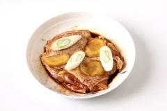 Phần thịt gà bạn ướp cùng với chút muối, hạt nêm, rượu nấu ăn, nước tương, hành baro và gừng. Thời gian ướp là ít nhất 1 giờ đồng hồ để gia vị được thấm đều vào gà nhé!